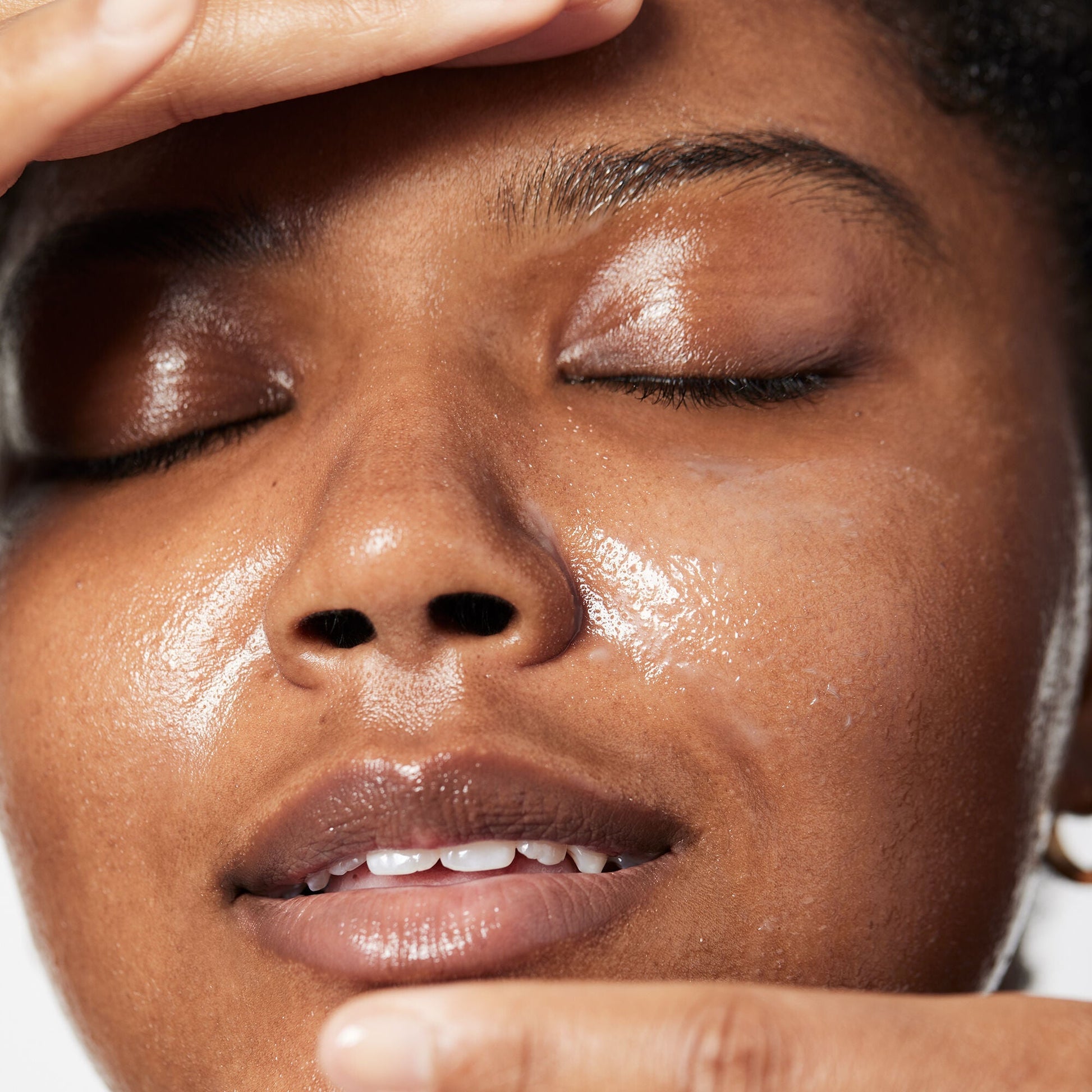 holy-hydration-makeup-melting-cleansing-balm-y4 040822_Model_HH-Cleansingbalm_044_RT2-V1_IGF_6a40ae53-ccc2-4a83-9d08-7c99f2dc2b4b.jpg