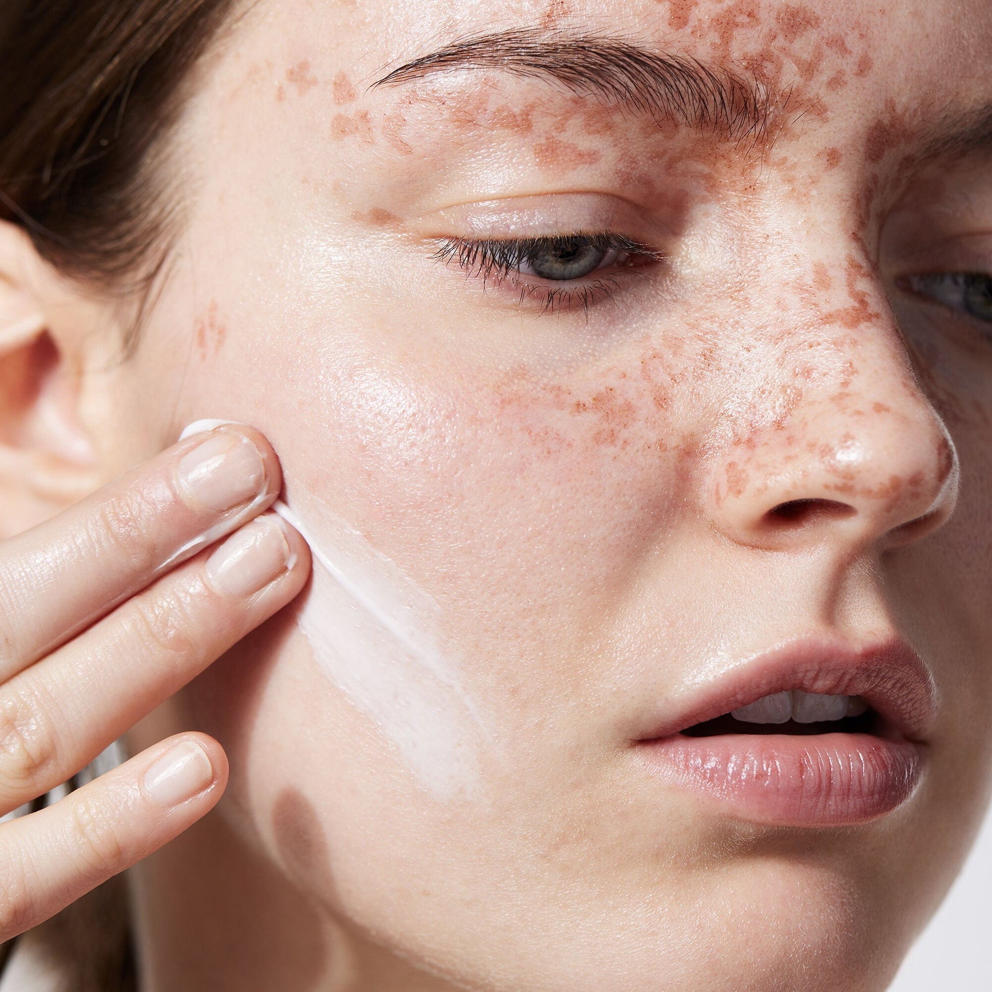 holy-hydration-face-cream-w8 040822_Model_HH-FaceCream_091_RT2-V1_IGF_38740f4c-997d-4161-a3bd-3457855e993f.jpg