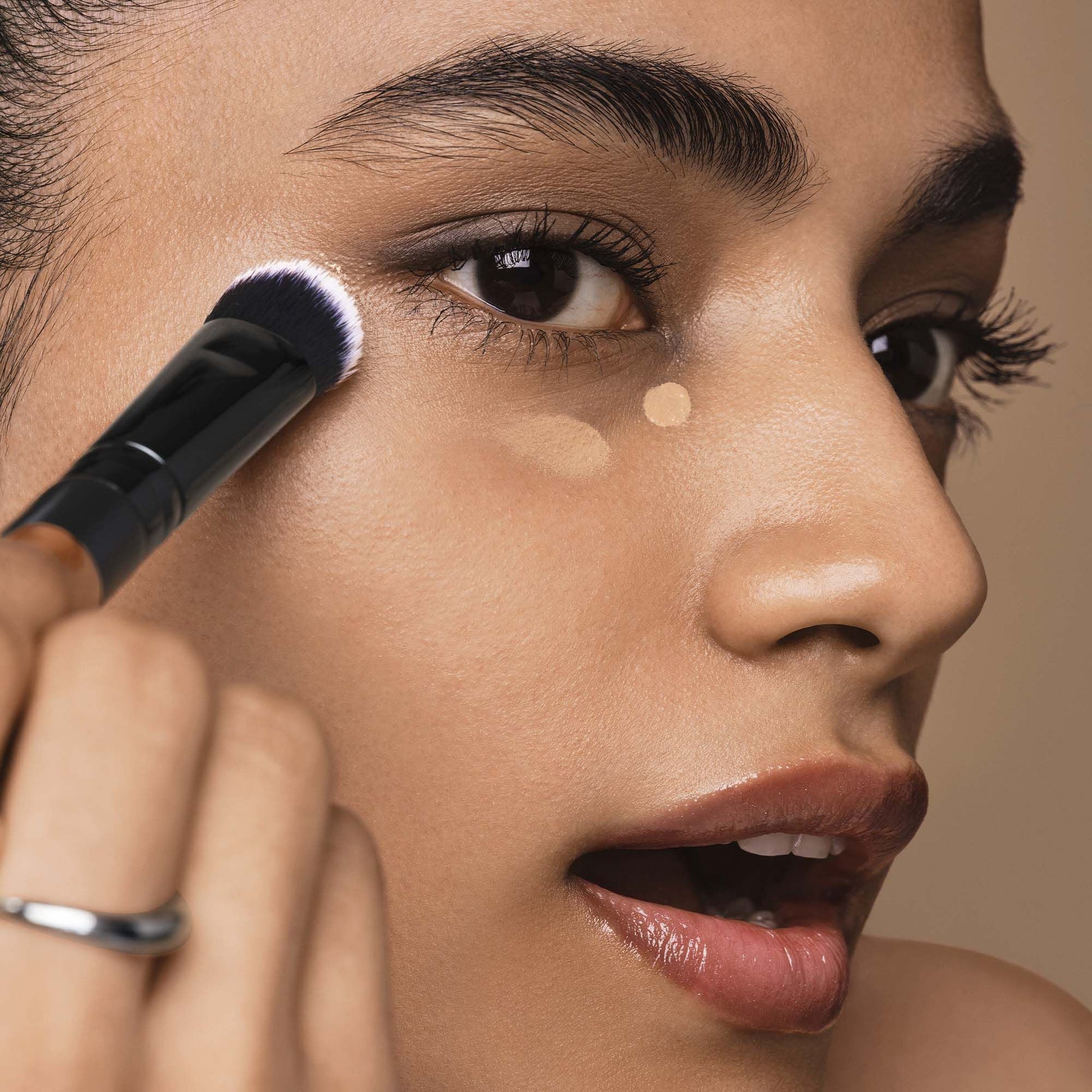 tap-and-blend-concealer-brush-s0 042925_Dipti_SoftGlam_Brushes_App_0044_477_w3QC_IGF.jpg