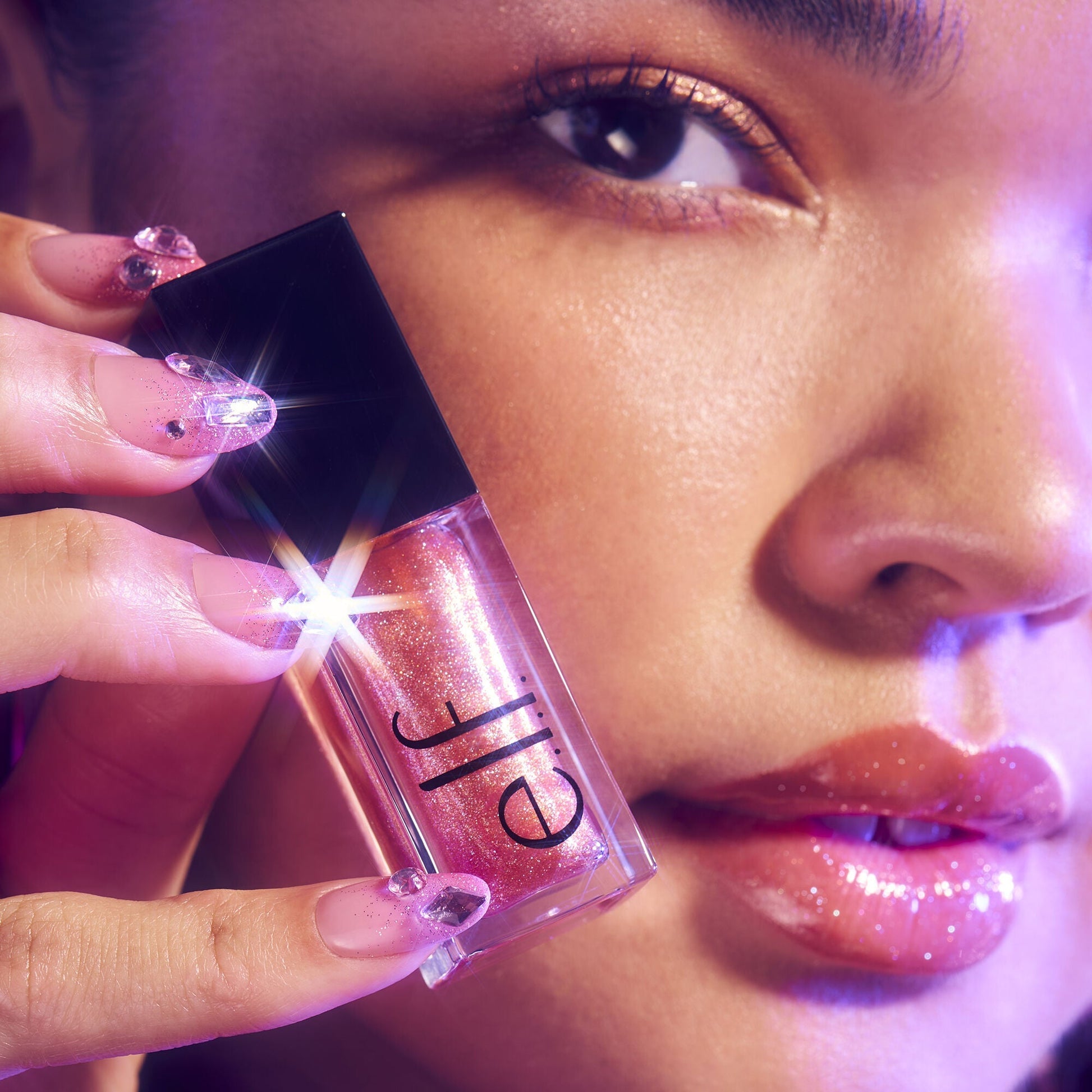 glow-reviver-plumping-lip-oil-k4 072225_Breanna_LipPlump_0391_2000x2000_0613e084-a418-44f9-b40d-c461b7a4b6db.jpg