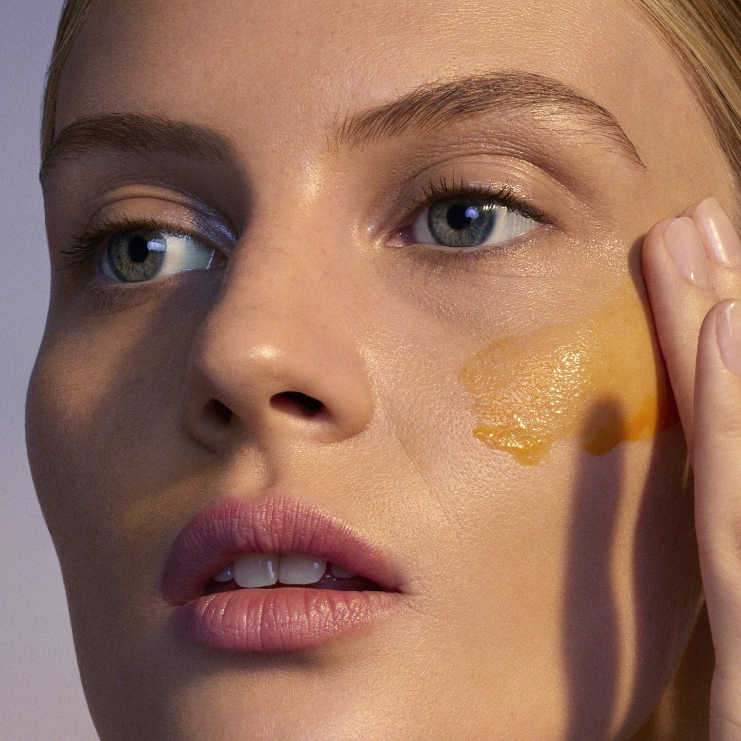 youth-boosting-advanced-night-retinoid-serum-v6 080222_Florence_ANR_0403_IGF_V2.jpg