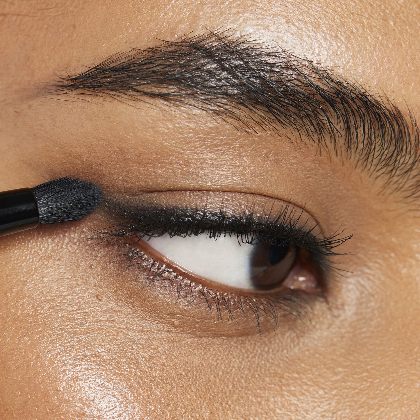 smudge-n-smoke-eyeliner-brush-l0 100824_elf_Shikin_Kohl_App_017_RGB_IGF.jpg