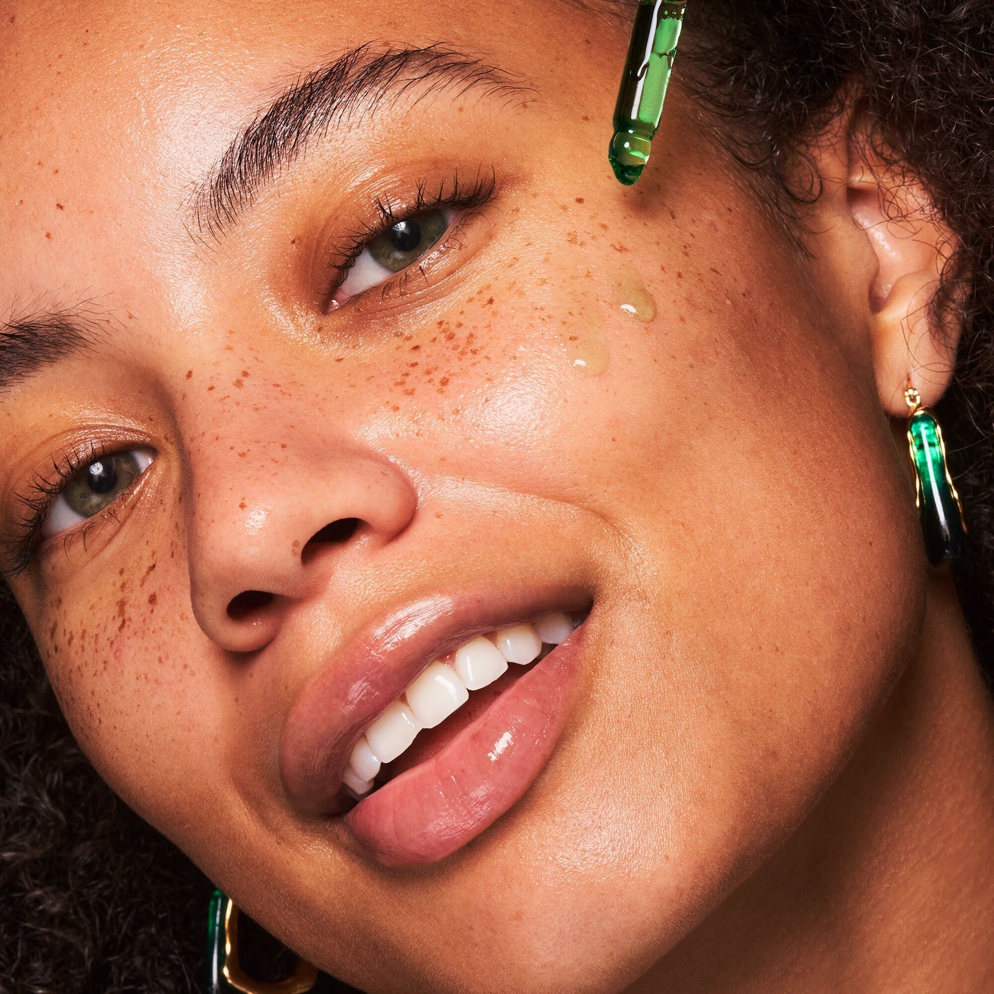 plz-clarify-facial-oil-e7 100924_SKIN_Drew_PlzC_App_005_v1_RGB_IGF.jpg