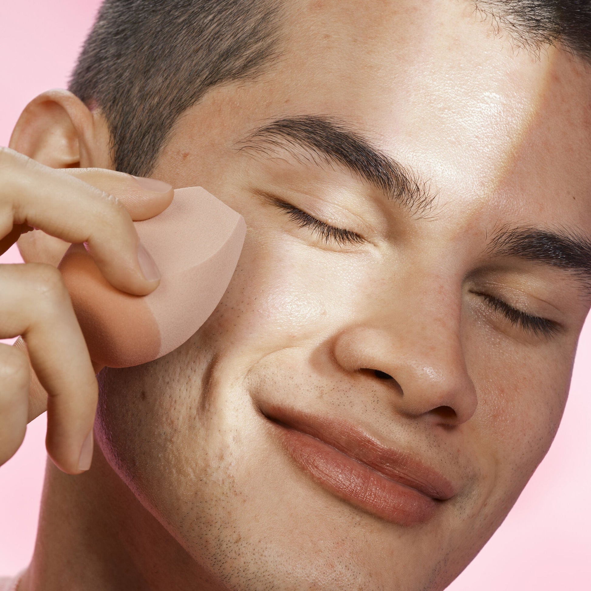 halo-glow-angled-silicone-face-sponge-m0 102124_HGST_Alfredo_Application_0134_v2_RGB_IGF.jpg