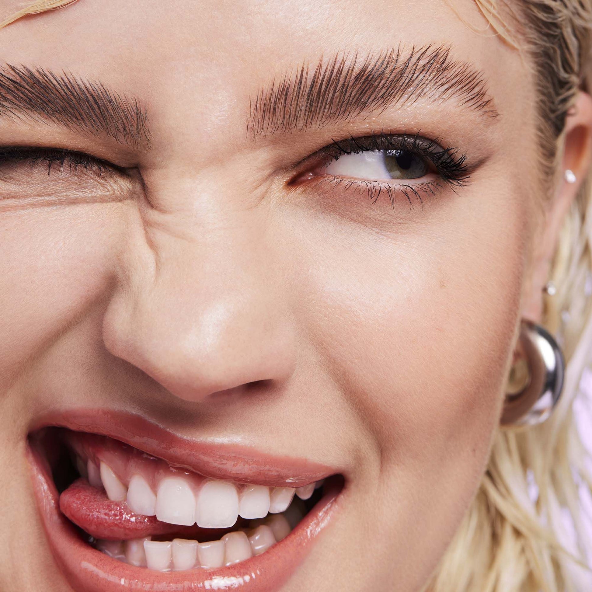 brow-laminating-gel-r7 110923_Genevieve_BrowGel_App-Vibe_6982_RGB_IGF.jpg