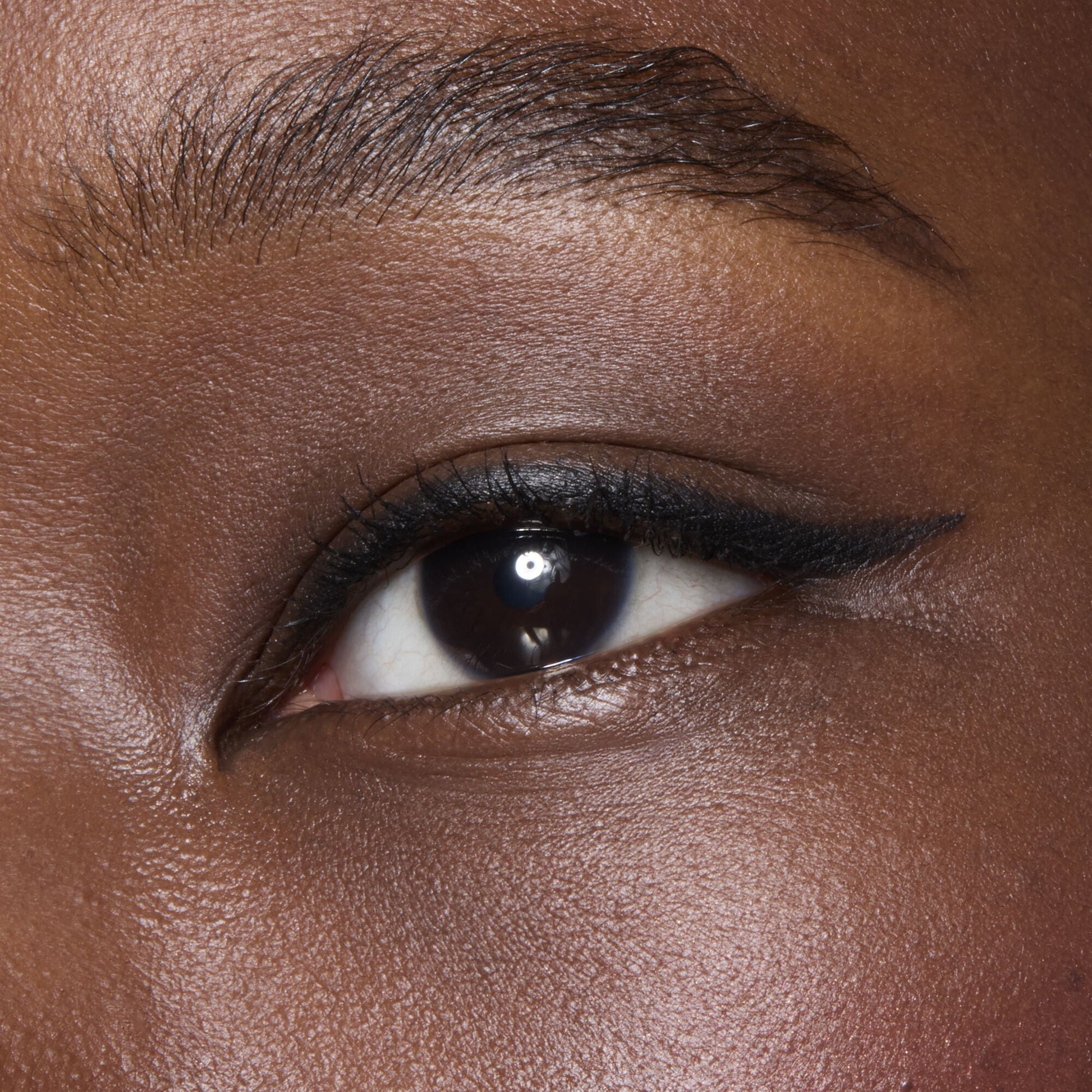 no-budge-retractable-eyeliner-z8 81330_NO_BUDGE_RETRACTABLE_EYELINER_BLACK_BILLIE_0062_V2.jpg