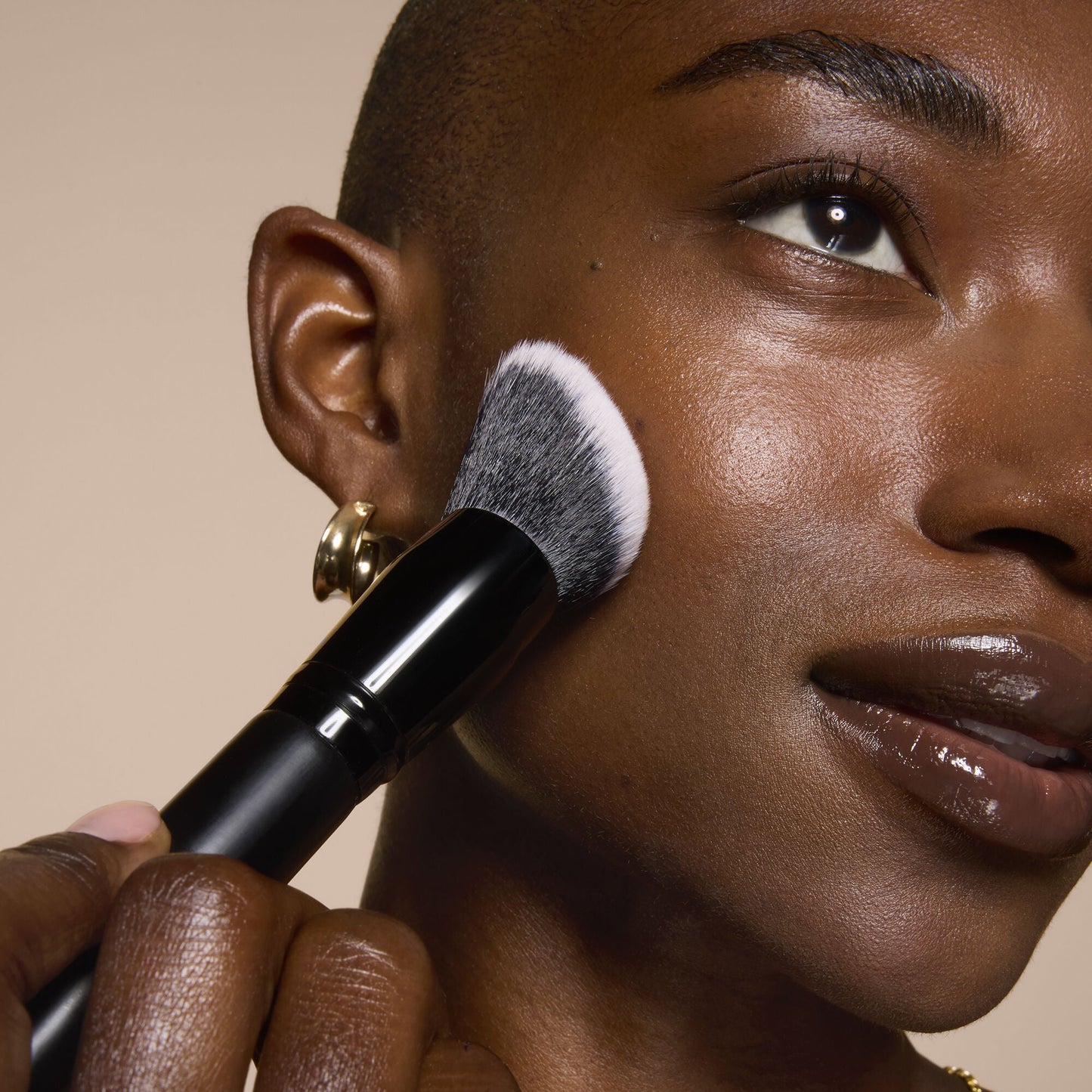 smooth-swipe-foundation-brush-i1 81456_MOM_SMOOTH_SWIPE_FOUNDATION_BRUSH_TOOL_SHOT_IYANNA_0169_V4.jpg