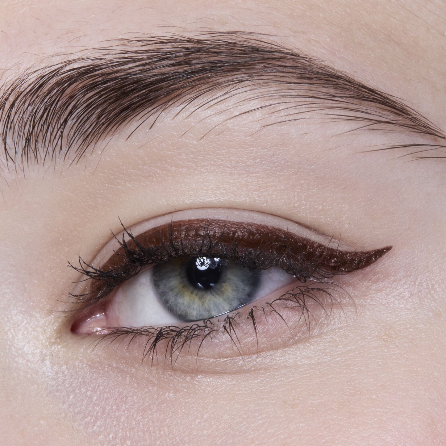 h2o-proof-eyeliner-pen-l6 81606_H20_PROOF_EYELINER_20PEN_CHESTNUT_MOM_BROWN_JORDAN_0029_v3.jpg