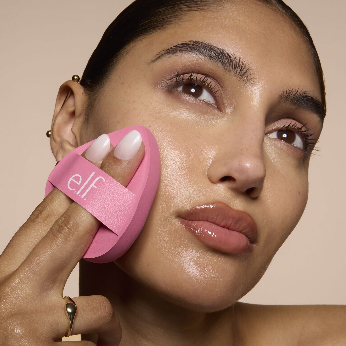 pillow-puff-foundation-sponge-n3 81838_MOM_PILLOW_PUFF_FOUNDATION_SPONGE_TOOL_SHOT_SONALI_0126_V2.jpg