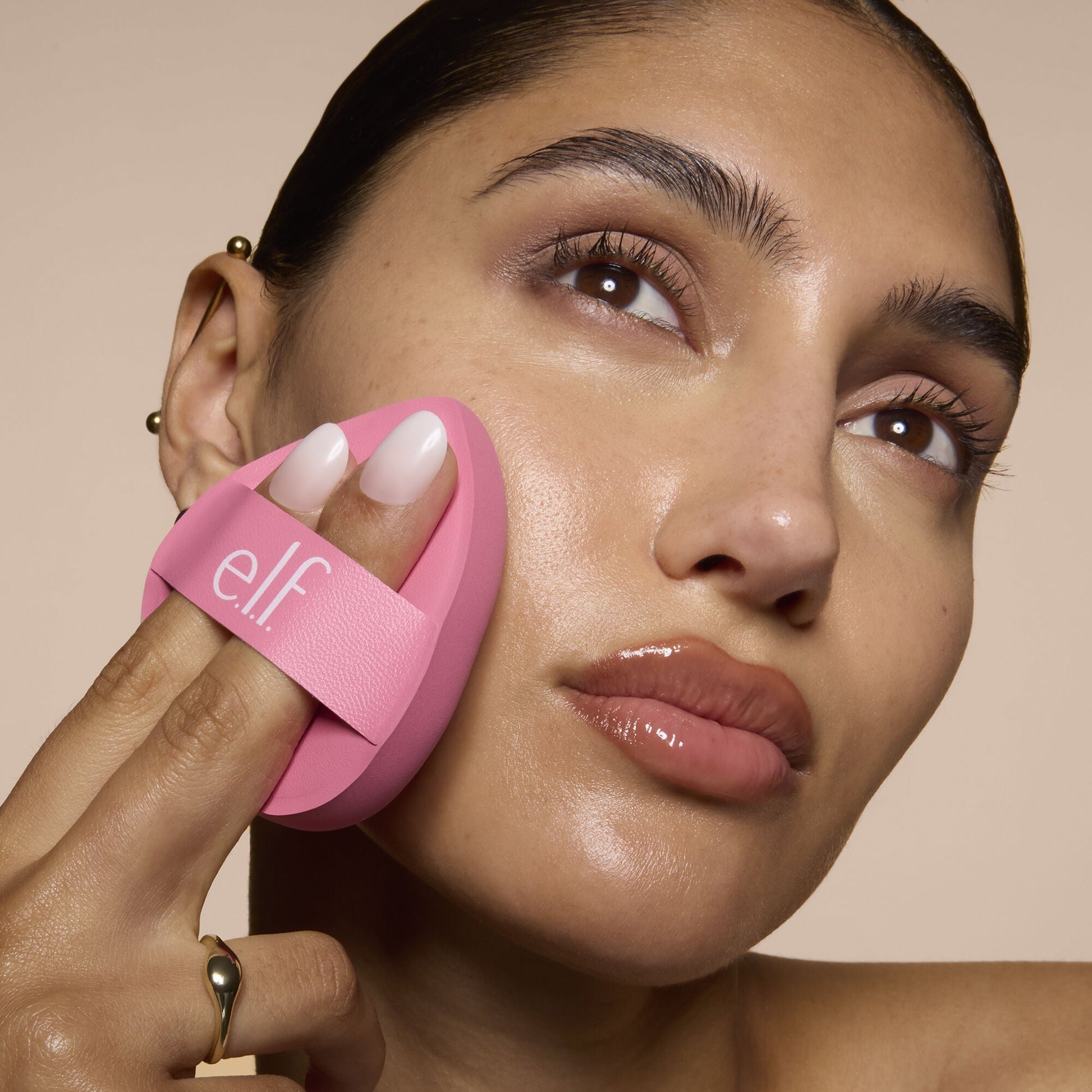 pillow-puff-foundation-sponge-n3 81838_MOM_PILLOW_PUFF_FOUNDATION_SPONGE_TOOL_SHOT_SONALI_0126_V2.jpg