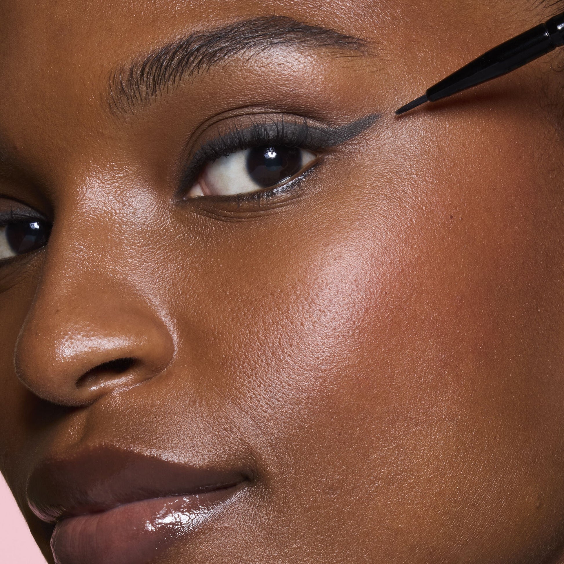 ultra-fine-eyeliner-brush-t1 81915_ULTRA_FINE_EYELINER_BRUSH_TOOL_SHOT_MOM_TSHECA_0120_v2.jpg