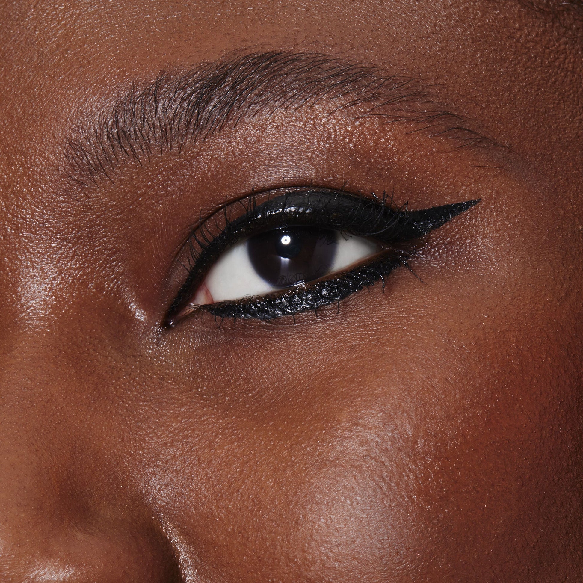 h2o-proof-inkwell-eyeliner-a3 82969_DJ_H20_PROOF_INKWELL_EYELINER_MACRO.jpg