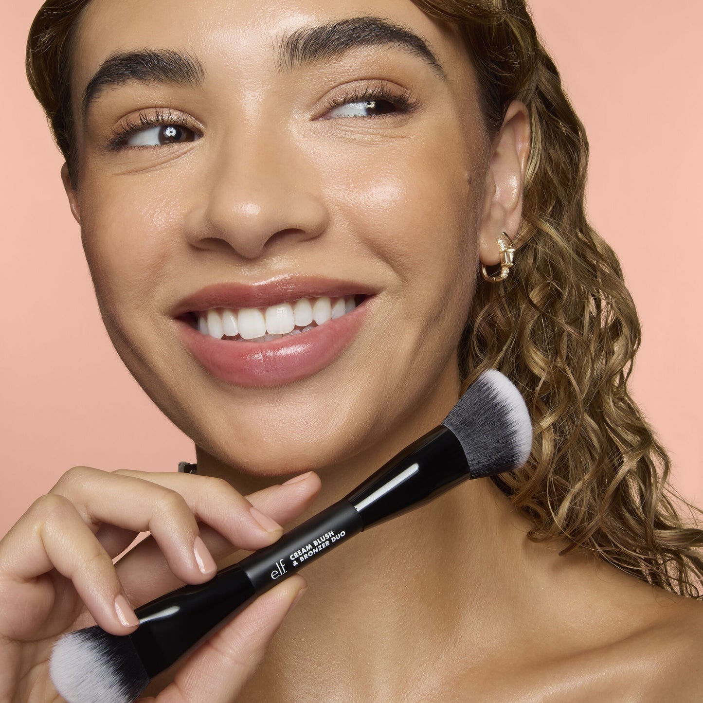 cream-blush-and-bronzer-duo-brush-x3 83857_CREAM_BLUSH_BRONZER_DUO_BRUSH_Q4_Alyssa_0103_V3_7510f340-cab5-4e94-b40f-1ad3f84fd183.jpg