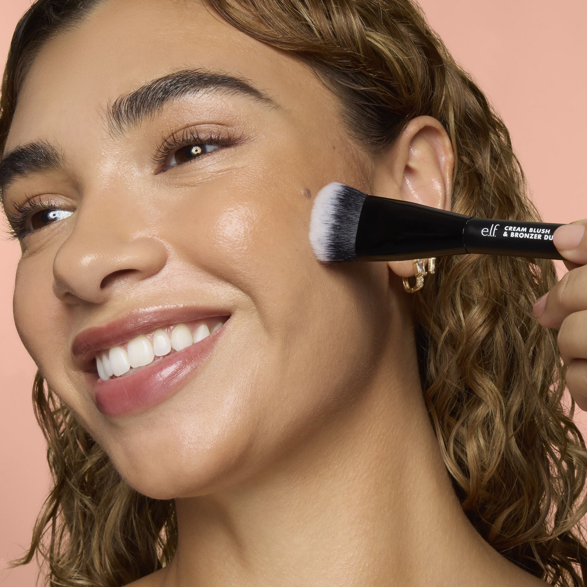 cream-blush-and-bronzer-duo-brush-x3 83857_CREAM_BLUSH_BRONZER_DUO_BRUSH_Q4_Alyssa_0173_V4_388aa08a-f9a4-4160-ae36-d9cdde1f6141.jpg