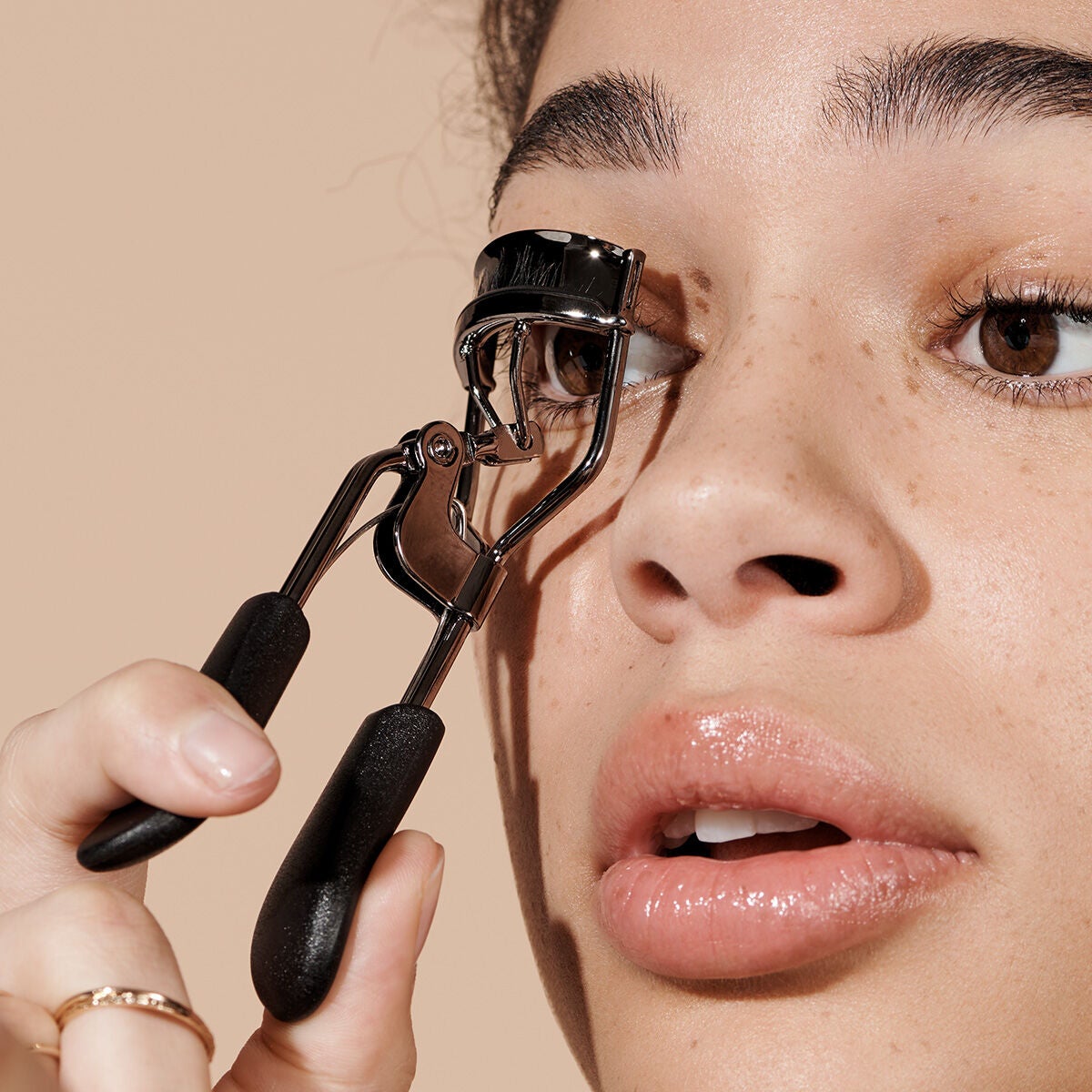 pro-eyelash-curler-j6 84067_ProEyelashCurler_Model.jpg