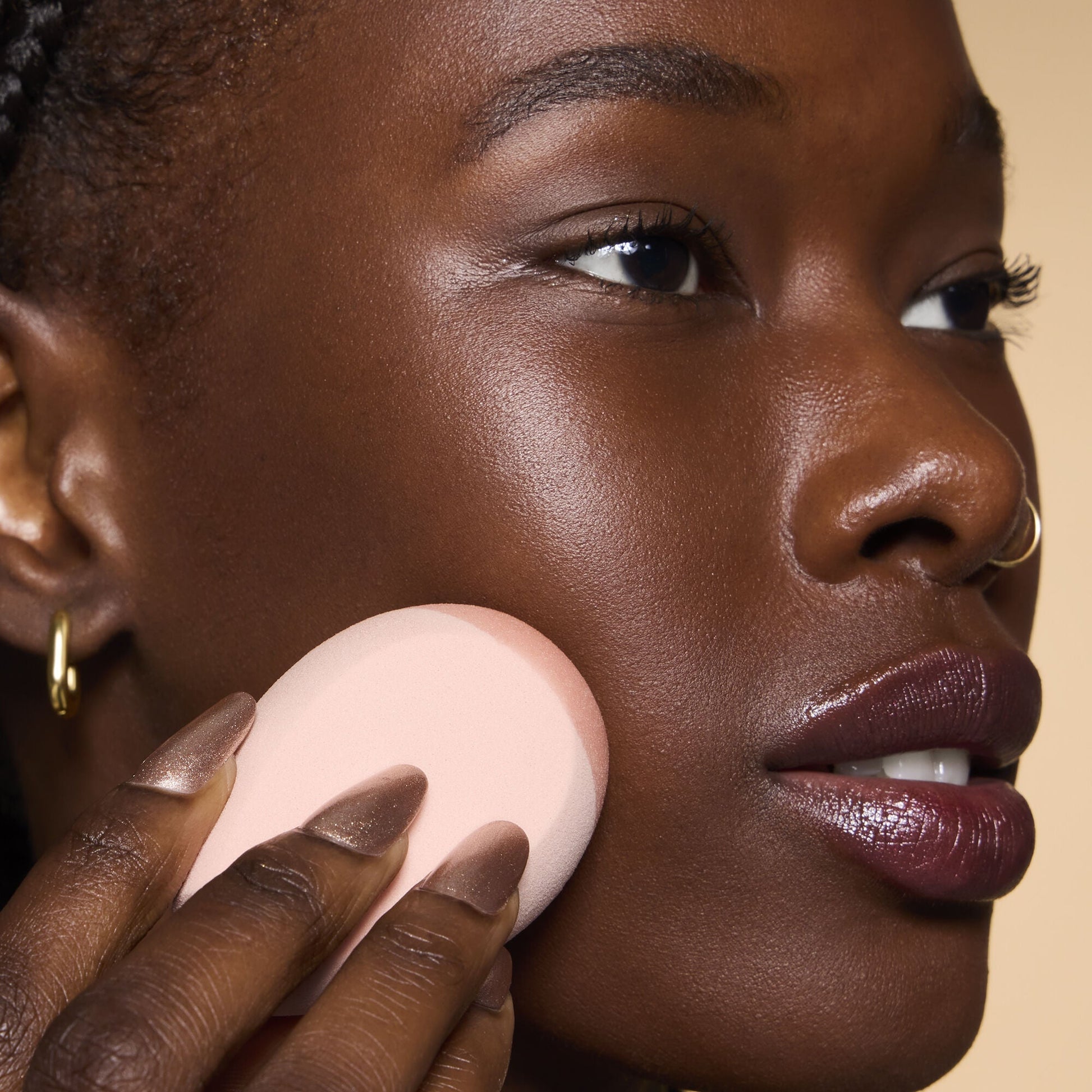 halo-glow-angled-silicone-face-sponge-m0 84235_HALO_GLOW_ANGLED_SILICONE_FACE_SPONGE_BILLIE_0078_V3.jpg