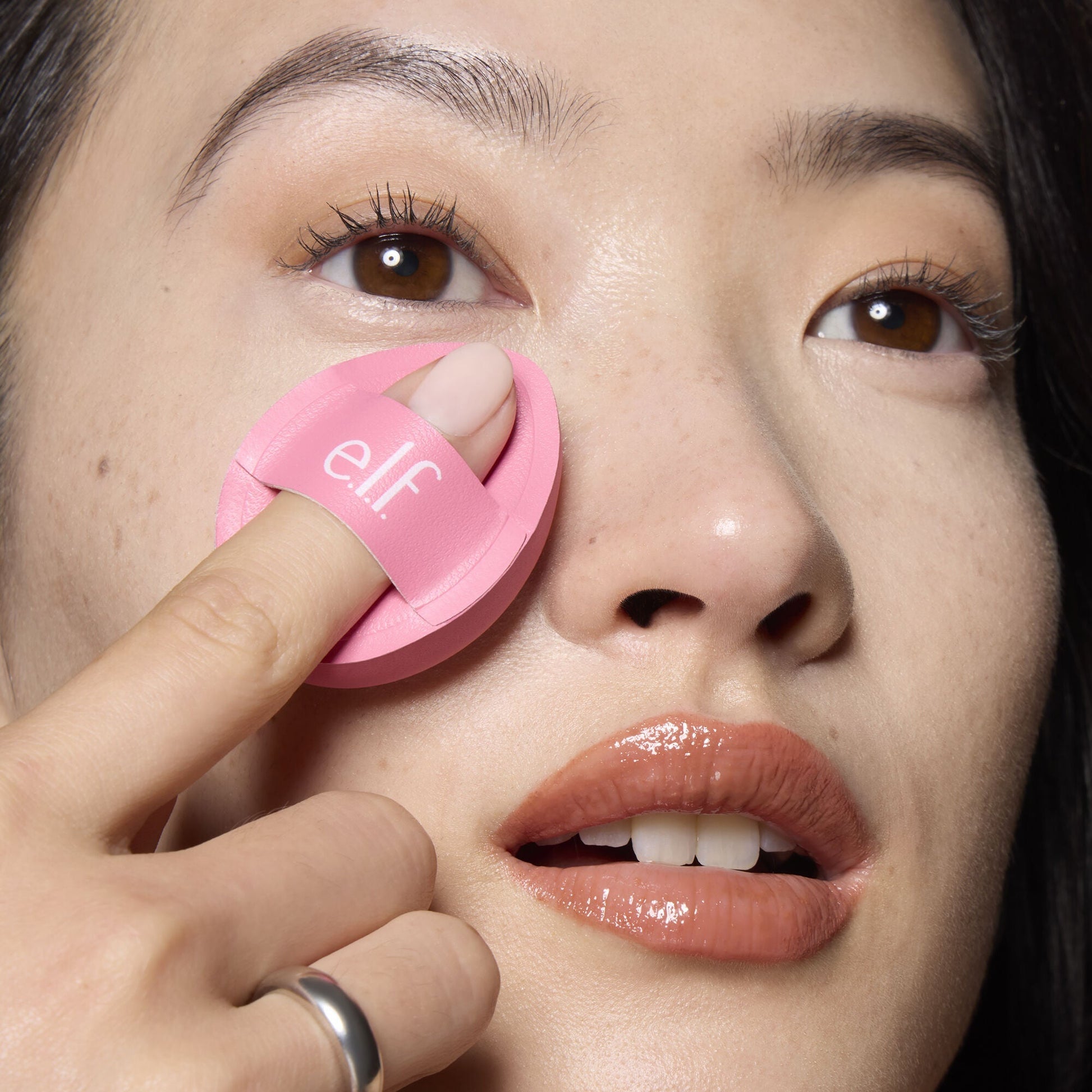 pillow-puff-concealer-sponge-g0 85120_MOM_PILLOW_PUFF_CONCEALER_SPONGE_TOOL_SHOT_SAKURA_V1_0095_V3.jpg